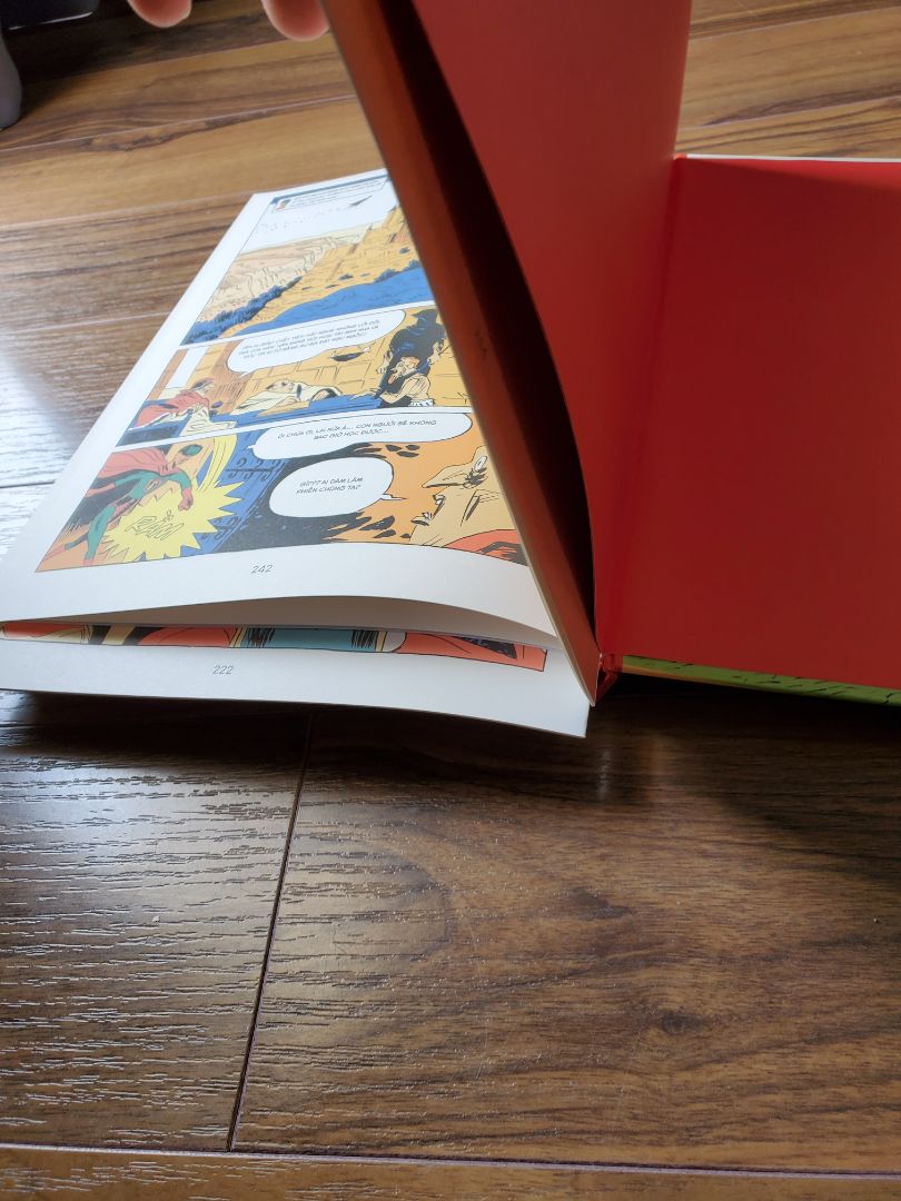 Nhận được sách giao nhanh mình rất vui . Nhưng vô cùng thất vọng vì sách tuy mới nhưng đã bị bung hết ra ( mặc dù không hề rách hay chất lượng giấy ) do khâu in ấn xuất bản hoàn thiện ẩu . Hình chụp chi tiết lỗi .