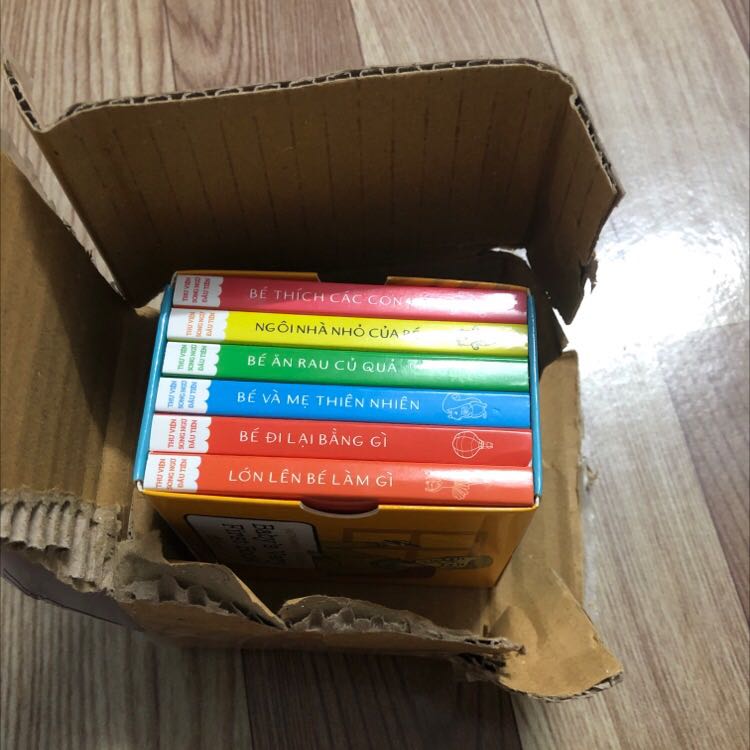 Giao thiếu cuốn Thân gửi sở thú, chỉ giao combo nhưng sách nhỏ, chỉ bằng lòng bàn tay thôi nhé các mom.