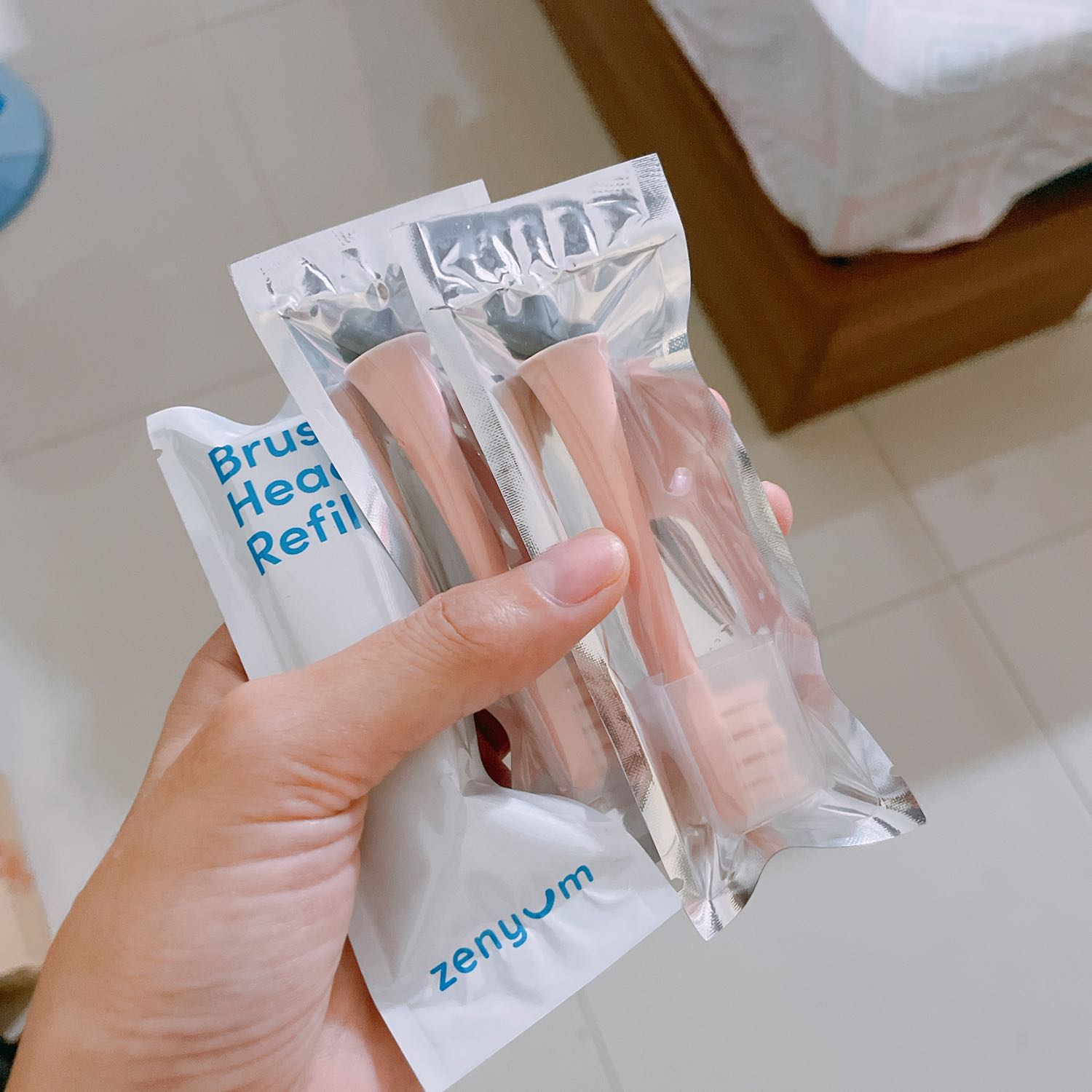 Giao đầy đủ, đúng hàng. Mình đang xài bàn chải điện hãng này nên canh ưu đãi mua thêm đầu bàn chải dự phòng.