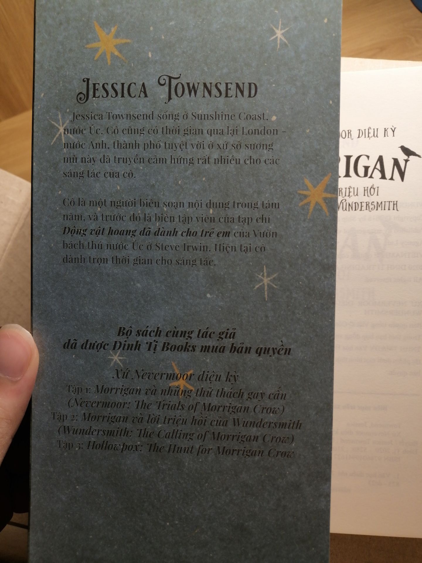 Ui, tiki giao hàng rất nhanh mặc dù mình đặt giao tiết kiệm. Mình đặt từ tối thứ 5, dự kiến giao hàng vào hôm thứ 7 ấy ạ, mà sáng thứ 6 hôm nay hàng đã về rùi. Mùa dịch mà mình rất thích dịch vụ giao hàng của Tiki luôn ấy ạ. Sách rất đẹp, cuốn này là tập 2 của series Morrigan Crow ấy, mình đặt tập 1 đọc thích quá nên lên Tiki đặt tiếp tập 2, mà nội dung hay lắm ạ, thể loại fantasty kì ảo thì rất quen thuộc với mọi người rồi. Tác giả rất biết cách cuốn hút người đọc, lời văn mạch lạc rõ ràng mà đôi khi hài hài nhẹ nhàng. Mọi người nên mua nha.