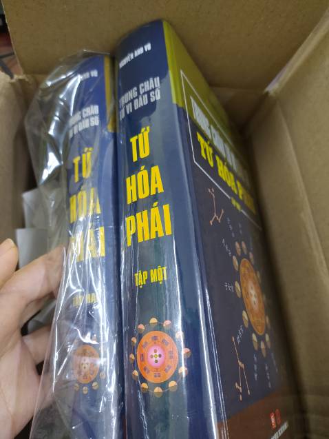 Sách mới, ít bị trầy xước dù đóng gói hơi sơ sài. Mk mua được với giá tốt , tuy bị lỡ mất đợt sale sâu nhất.