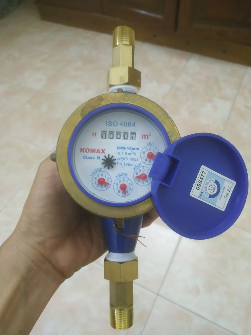 đồng hồ nhìn chắc chắn, đẹp. chỉ có điều là không có glycerin bên trong như những loại khác, theo shop nói là loại từ nên không cần glycerin. shop tặng thêm 1 roong cao su dự phòng. shop trả lời nhiệt tình.