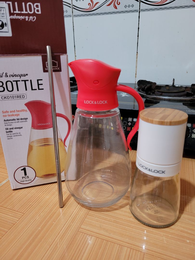 Giao hàng siêu nhanh. Mẫu vô cùng đẹp và rất chắc chắn. Trên cả sự mong đợi! Cho hỏi cái ống kèm theo cái bình đựng dầu để làm gì ạ?