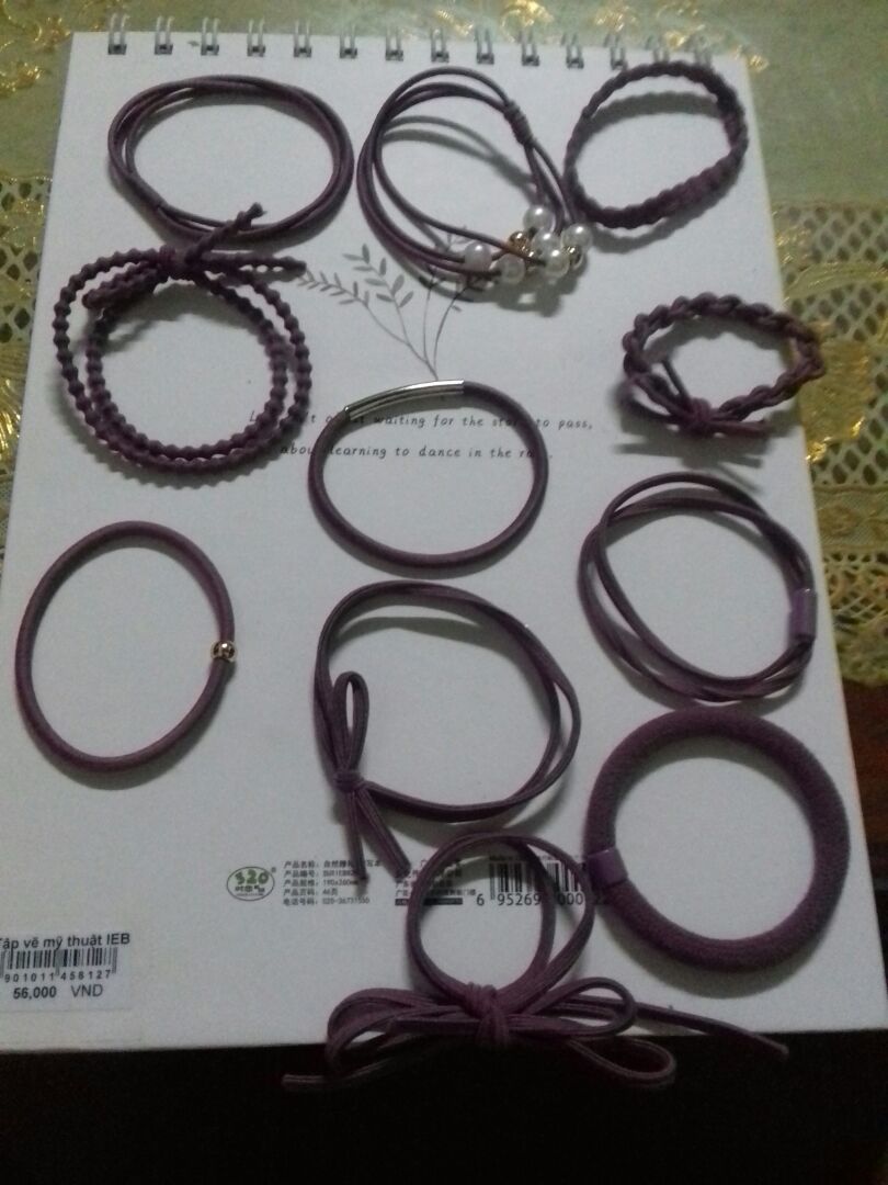 Đánh giá 3 sao mà nó nhảy 4 sao thôi để im. 1 dây mới mua không biết sao mình làm mất ... vô thanh vô tức. Nói chung không được lung linh như hình. Ghét cực kì vì hỏi có những màu gì mà shop cứ lảng tránh sao ấy. Cuối cùg thì mình bị màu tím =) Có 1 loại dây cột thêm nhiều kiểu rồi ra nhiều cái ấy. Cái này 45k là ổn. Bạn nào tò mò mua về thử mình không cấm (vì xài một bộ mỗi ngày 1 cái thấy thích =)) nhưng mình thấy mua một dây cột tóc 5-20k ngoài chợ (trên Tiki cũng bán loại 20k 25k nhưng chưa xài thử) thì ổn hơn!