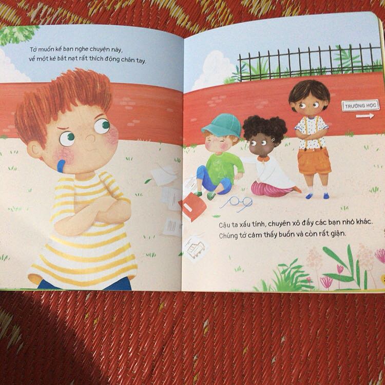 Sách hay nên mua, hình ảnh đẹp và rất nhân văn. Kể về phản ứng của bạn nhỏ khi thấy bạn khác gặp vấn đề cần giúp đỡ, qua đó các bé hoc cách động viên, đồng cảm và sống gần gũi thân thiện với các bạn cùng lứa