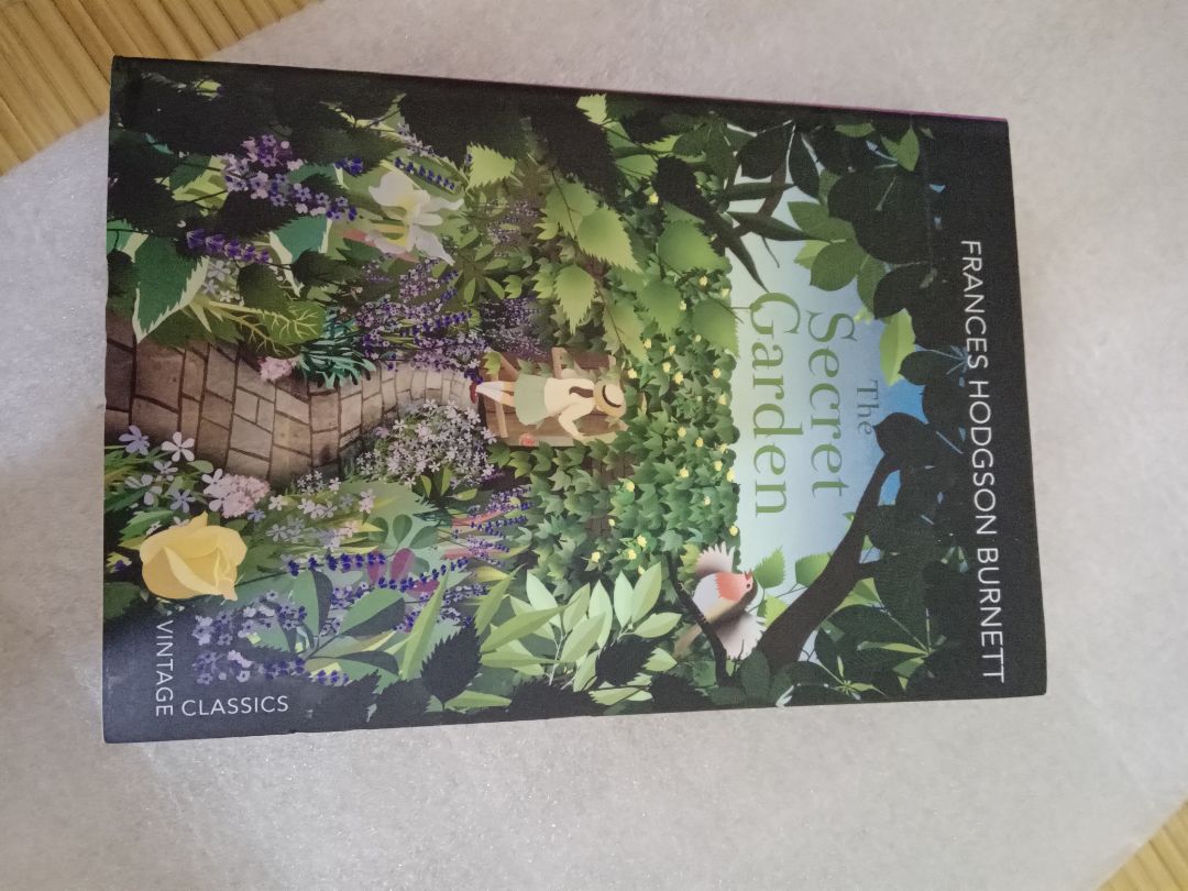 sách còn seal, chất giấy nhẹ