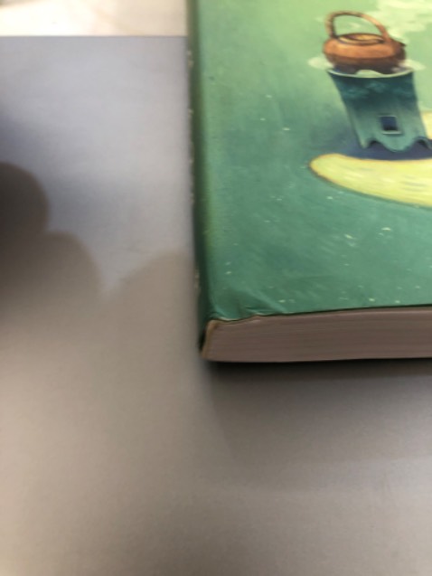 gáy sách, mép sách bị nhăn nghiêm trọng, tôi rất không hài lòng