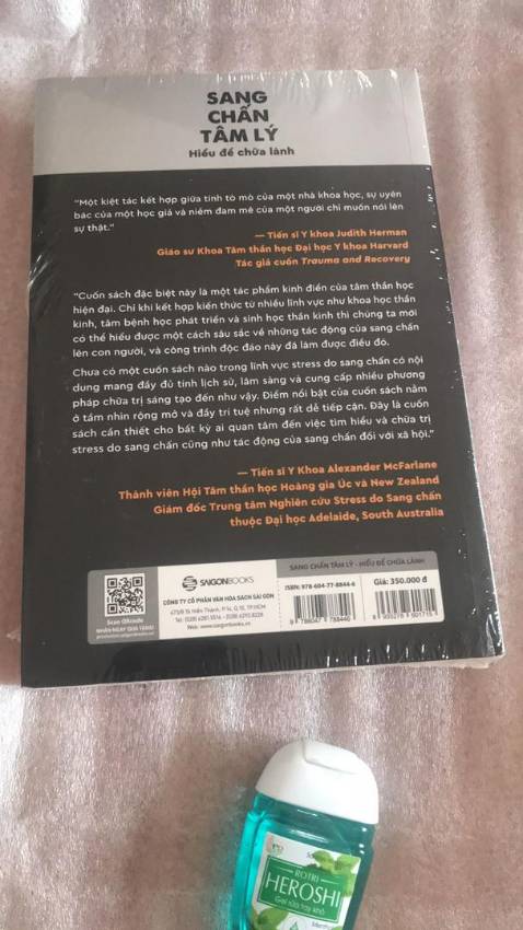 Sách dành cho các bạn muốn tìm hiểu về tâm lý chứ không phải để đọc rồi tự chữa nghen.
Sách dày lắm luôn á. Đầu tiên là giúp bạn thức được vấn đề mình đang gặp phải, tiếp là tại sao lại như vậy (Đa số là do tuổi thơ, giống như  Freud nhận định 90% là đến từ gia đình, người nuôi dưỡng,..) và cách để bạn vượt qua. 
Thật sự thì những cuốn sách tâm lý dạng như vầy, mình đọc nhưng sẽ bỏ phần trị liệu vì bạn chỉ nên đọc khi thật sự muốn cải thiện tâm lý, còn xác định còn mơ hồ nửa muốn nửa không thì bỏ luôn vì đọc như nước đổ lá khoai.