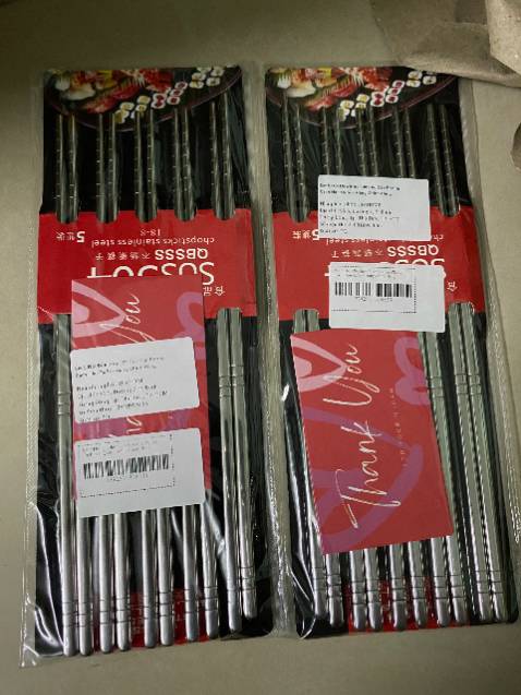 Sản phẩm đẹp, cứ nghĩ đũa inox sẽ nặng lắm, nhưng cầm đũa này cảm thấy nhẹ vừa tay, inox cực bóng, gấp thức ăn cũng dễ