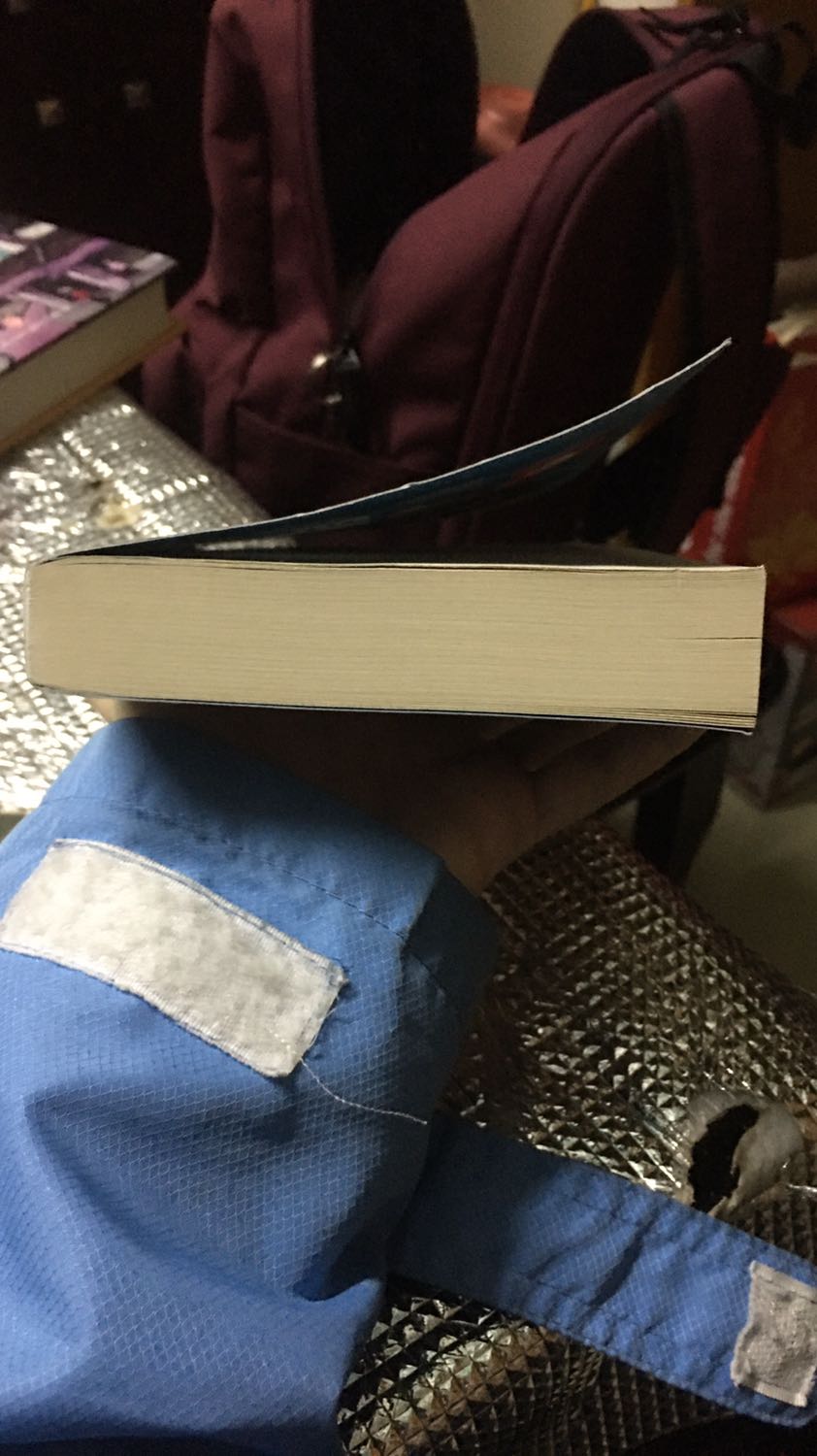 Thực sự k hiểu tại sao bên cung cấp lại giao sách như thế này đượt luôn? Mới nhận mà đã bị cong bìa, và ngay trang đầu tiên đã bị tách rời như bị ai rạch ra vậy, quá thất vọng!