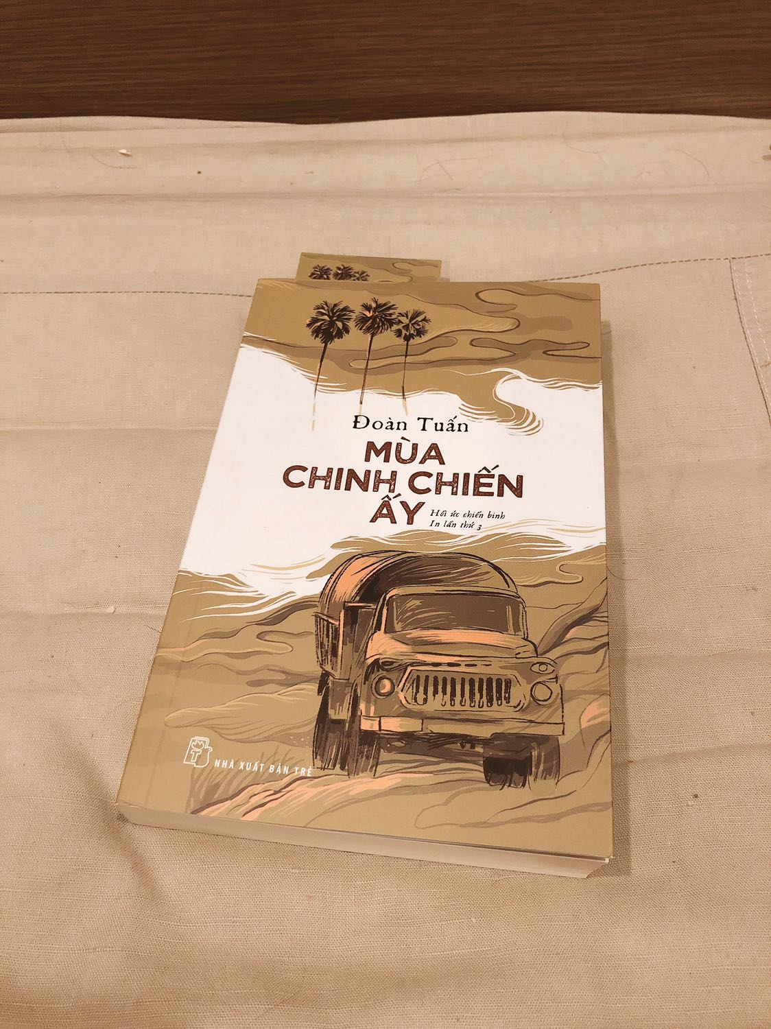 sách giấy ngả vàng dịu mắt
nội dung tạm ổn, giọng kể khá lạc quan, các sự kiện được kể cũng nhanh và tóm gọn, không có nhiều drama trong này.
đọc để biết ông cha ta một thời hào hùng chịu đói chịu ốm đau để chiến đấu như thế nào cũng khá bổ ích, biết được nhiều mẹo hay kiểu như thả hạt đỗ vào tai con heo sẽ làm heo lăn quay