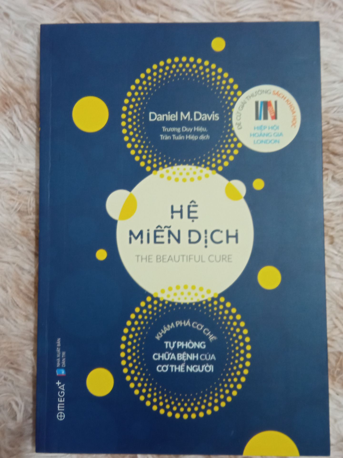 Cuốn sách đưa ra nhiều dẫn chứng cho việc "hệ miễn dịch đóng một vai trò cực kỳ quan trọng trong việc chăm sóc và bảo vệ sức khoẻ"
Sách hơi khó đọc, nhưng hay. Tìm hiểu thêm về hệ miễn dịch để giúp cơ thể khoẻ và phòng chống bệnh tật tốt hơn