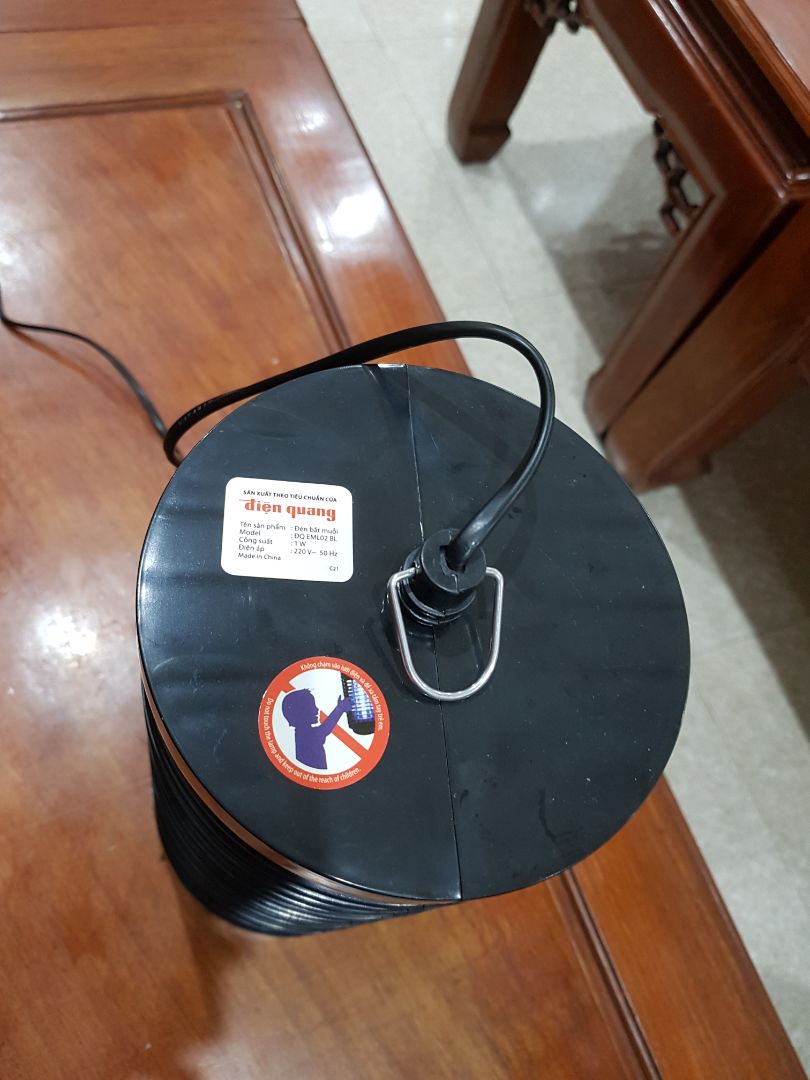 Giao hàng cho đơn vị vận chuyển quá lâu. trừ 1,5*. Có vẻ như nhà bán hàng ko muốn bán hàng hay sao ấy. Tác dụng phụ khi đèn bắt muỗi là mùi khét do muỗi bị đốt cháy gây ra, thơm khắp phòng, ko thể ngửi đc. trừ 0,5*. Giá trị đèn so với giá tiền thì đắt, nhưng như vậy ms làm giàu đc. ko trừ *. MN có loại khác rẻ hơn thì nên mua loại rẻ nhé