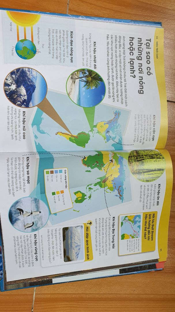 Sách đẹp, trình bày dễ hiểu, giúp trẻ hiểu thêm về vũ trụ và các hiện tượng tự nhiên.