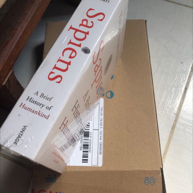 Giao nhanh, giấy mới tinh, tuy nhiên phần bìa sau hơi bị mốc, nội dung thì khỏi bàn, tuy nhiên sách chưa update phần thế giới hậu covid như bản tiếng việt