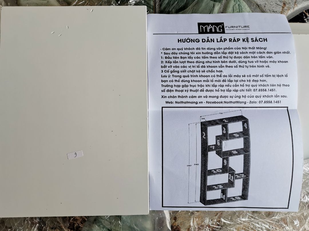 Tôi đã đặt và nhận được hàng sau 2 ngày tại Bến Tre. Đánh giá:
- Ưu điểm:
+ Tiki giao hàng nhanh, đúng màu yêu cầu, đóng gói cẩn thận nhiều lớp nên sản phẩm ít bị ảnh hưởng khi vận chuyển. Nhân viên giao hàng nhiệt tình. 
+ Nhà sản xuất cung cấp đủ các mảnh ghép và linh kiện, có đánh số, bảng hướng dẫn với hình ảnh minh họa nên rất dễ lắp ghép trong 60p.
+ Tủ rất chắc chắn khi lắp ráp xong. Kích thước có thay đổi nhưng rất ít (xem hình ảnh có chỉ số đo). 
- Hạn chế:
+ Sản phẩm có bị trầy ở 1 vài tấm ghép; tróc nhẹ ở góc. Nhà sản xuất và tiki nên cẩn thận hơn trước và trong khi đóng gói sản phẩm. 
+ Nhà sản xuất lưu ý độ chính xác của các bộ phận lắp ghép. Cụ thể: vị trí khoan không chính xác ở cạnh tủ tấm 2 và 4 không thể khoan lổ như nhau được vì tủ thiết kế so le điều đó dẫn đến chỉ 1 bên chính xác, bên còn lại phải khoan lỗ mới hoặc cố gắng dùng ốc vặn xuyên qua. 
Nhìn chung, tôi chấp nhận về chất lượng. Sai sót không đáng kể nhưng nên khắc phục để sản phẩm hoàn thiện hơn khi đến tay người sử dụng. Với giá tiền 520k sản phẩm gỗ ép chắc chắn, đẹp về thiết kế tôi đánh giá 5 sao.