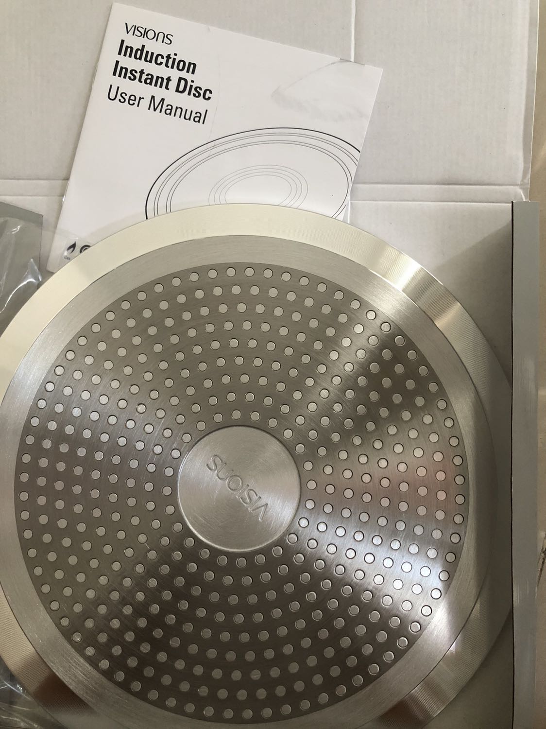 Sản phẩm giao nhanh, đóng gói cẩn thận. Đường kính đĩa 24cm, thích hợp cho các loại nồi chảo lớn, loại nhỏ sẽ bị nóng do nhiệt tản ra phía vành ngoài. Đun gián tiếp nên tốn điện và lâu hơn trực tiếp. Nhưng vì muốn xài nồi thủy tinh hoặc nồi gốm trên bếp từ nên phải mua. Hiện tại ổn, xài lâu mới biết bền hay không.