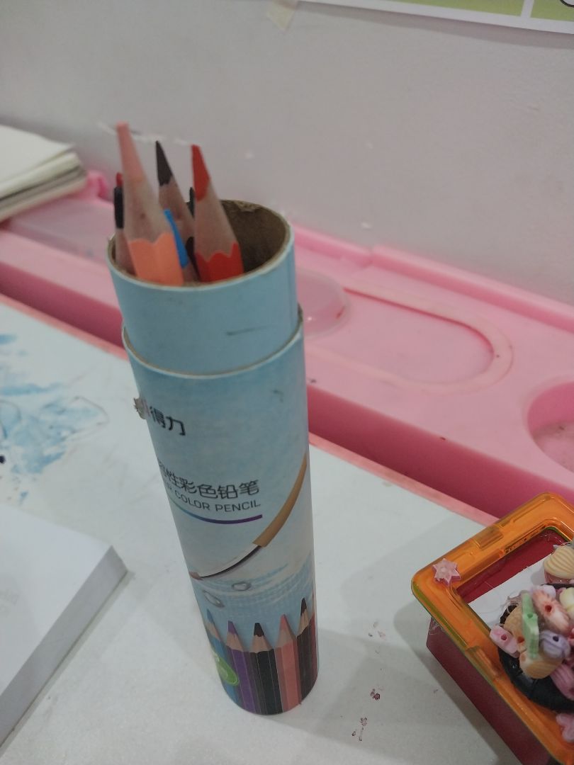 màu nhẹ nhàng, dễ chịu, ngòi hơi mềm,dễ gãy, có chuốt trên nắp nên khá tiện