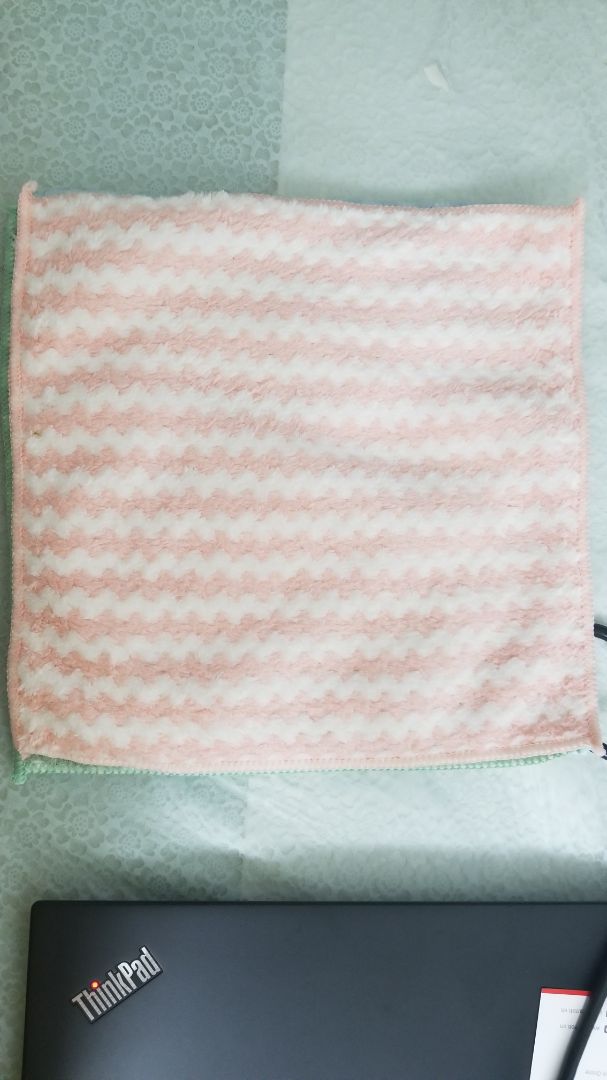 Mình mua 2 bộ vào cuối tuần. Hôm nay nhận nhanh ghê luôn. có 3 màu, hồng, xanh dương và xanh lá. mềm mại thích ghê. Bao bì nhựa có zipper, in nét nhìn thấy sản phẩm được trang trọng nè. Có bảo hành luôn nè.Mai mình dùm xem coi độ thấm nước thế nào