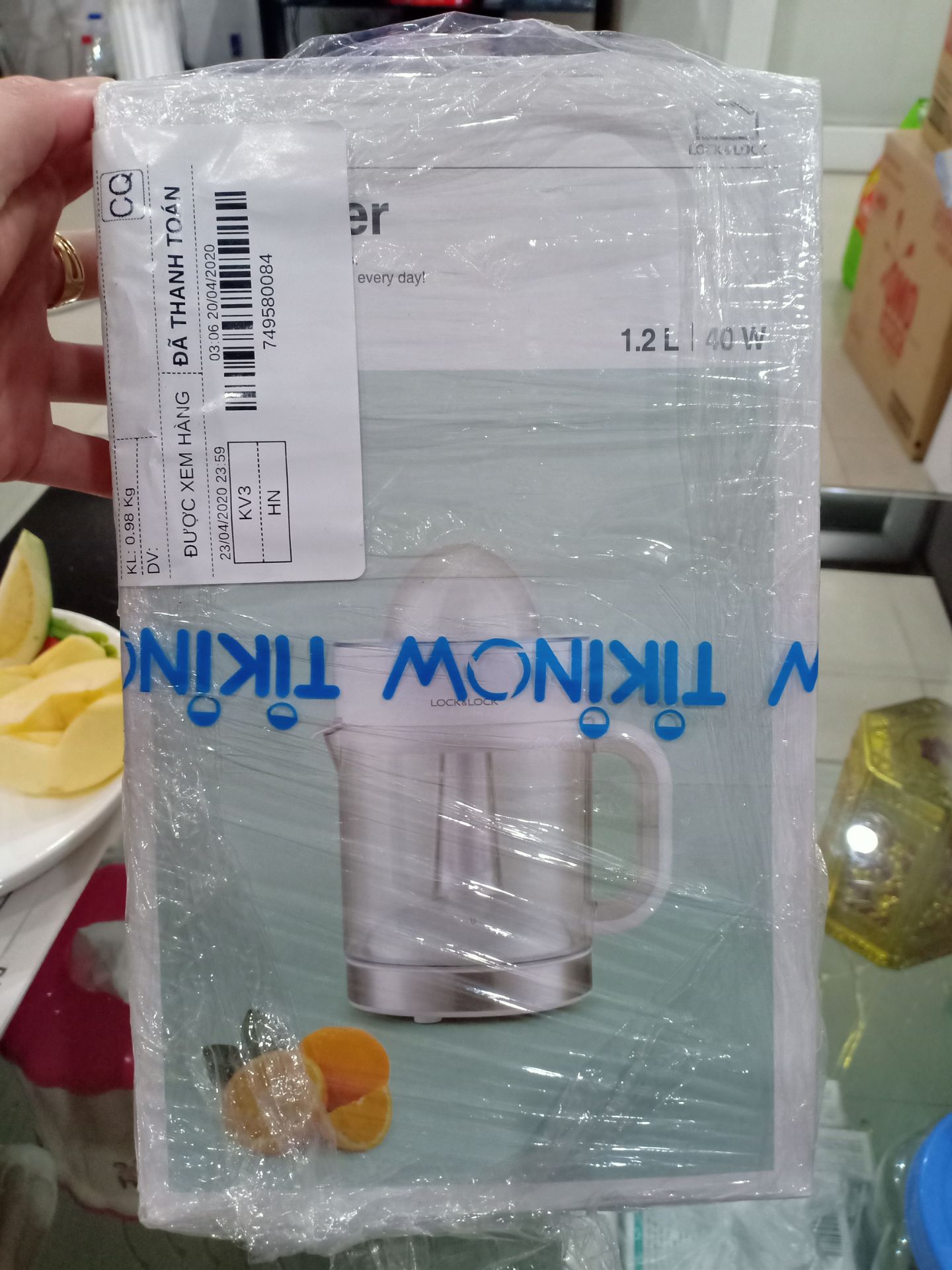 1. Tiki giao hàng nhanh, mình đặt tối qua mà trưa nay đã giao hàng r. Hộp và máy sạch sẽ ko móp méo. Mình mua 294k.
2. Cảm quan máy đẹp. Dung tích lớn 1,2L nên có thể vắt cả 20 quả cam 1 lúc cũng đựng vừa đấy.
3. Công suất 40W nên lực vắt vừa phải, ko nhanh nhưng cũng kiệt nước cam.
4. Thao tác tháo lắp và lau chùi dễ dàng. Tuy nhiên nếu nhà ít người thì các bạn nên mua loại 0,7L cho gọn. Mình mua xong lại thấy to quá đây này.