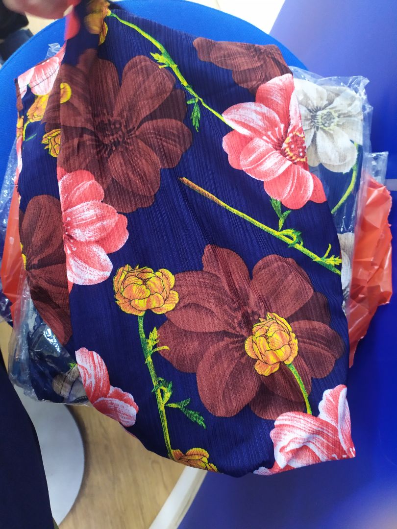 mn né shop này ra ra. 3 lần đều 3 lần thất bại ạ. lần 1 shop k giao mình bị hủy đơn. lần 2 đặt 4 bộ giao 2 áo bà già. lần 3 đặt 3 bộ cùng 1 mẫu giao 3 bộ kiểu hoàng toàn khác z mẫu mình chọn đã z cong giao k đúng size. shop làm ăn quá chán ạ . chat z shop thì shop cứ nhầm lẫn là đang ***. quá tam 3 bận nha shop.