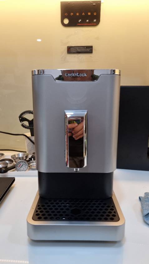 Máy sử dụng dễ dàng. Pha cafe tốt, thơm