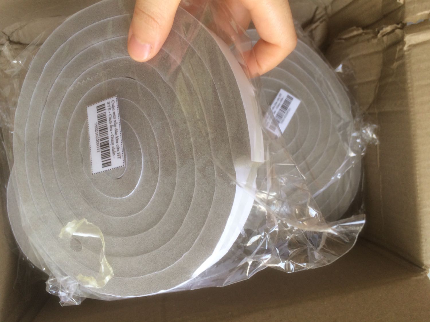 Hàng giao đúng & đủ số lượng đã đặt. Dán khít khe cửa sổ để chống bụi. Giao hàng hơi lâu. Giá hơi đắt so với mỗi sản phẩm.