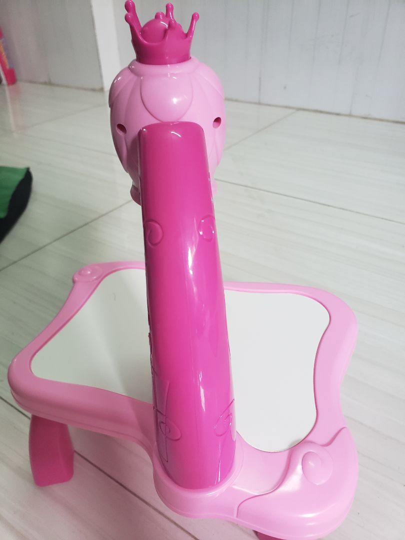 Chức năng ổn như mô tả, nhưng có một số điểm không hài lòng:
- Xem video có đến 5 bánh xe mẫu hình nhưng nhận được chỉ có 3.
- Pin không có sẵn theo sản phẩm, may mà có pin tại nhà mới có thể dùng ngay.
- Bàn hơi nhỏ và cảm giác không chắc chắn (tạm chấp nhận so với giá tiền bỏ ra)
- Lỗi nghiêm trọng là công tắt đèn và nhạc bên trong không có ốc cố định nên ban đầu có thể mở nhưng sau đó không tắt được, phải mở ra hi sinh 2 con ốc cố định công tắt bên trong nên chỉ còn 2 con ốc cố định bên ngoài đèn. Nếu người mua không có tua vít hoặc không tự sửa được thì xem như sản phẩm hỏng.