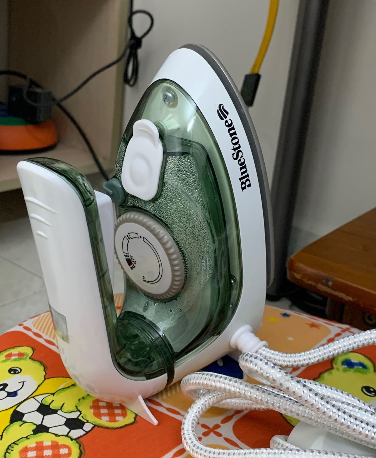 Bàn ủi nhỏ gọn đẹp, ủi được tất cả các nếp nhăn cứng đầu trên nhiều loại vải. 
Mua về chắc hẵn mọi người sẽ siêng đi du lịch hơn và không còn ngại những nếp gấp quần áo khi xếp vào vali nữa. 
Và cũng thích hợp cho những ai thích đồ gia dụng nhỏ gọn không chiếm nhiều diện tích trong nhà.
Rất hài lòng! 5 sao.