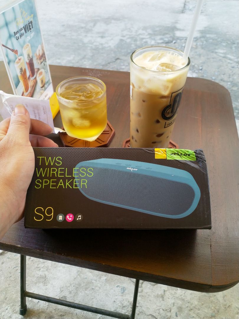 mới nhận xong nghe 3h liên tục vẫn còn bin. loa này nghe ở không gian nhỏ thì OK. hành điện tủ mà bên tiki đóng gói xộc xệch lúc nhận hộp sản phẩm biến dạng mất 1 góc hộp sản phẩm. đánh giá 3 sao cho khâu đóng gói. sản phẩm thì OK 5 sao