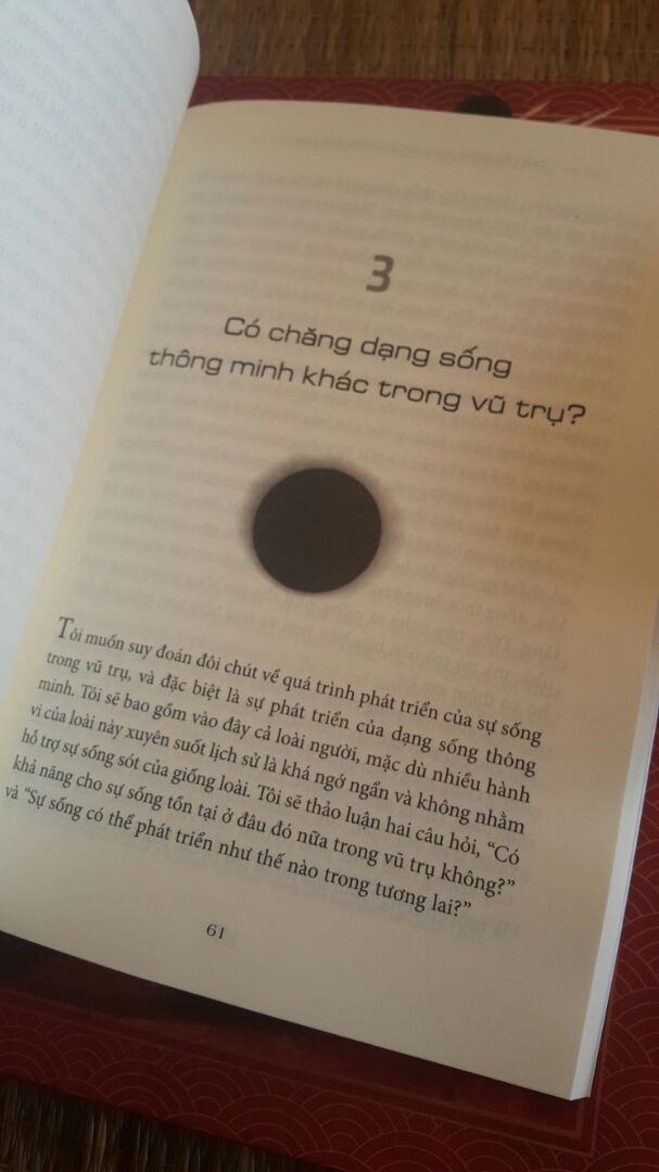 Sách mới, có màng co, dịch tốt. Thông tin đọc thấy quen quen, chắc do mình đã đọc rất nhiều quyển về thể loại Thiên văn Vũ trụ nên đã kinh qua nhiều kiến thức giống thế này. Mua về chủ yếu để đủ bộ Tủ sách Khoa học Khám Phá.