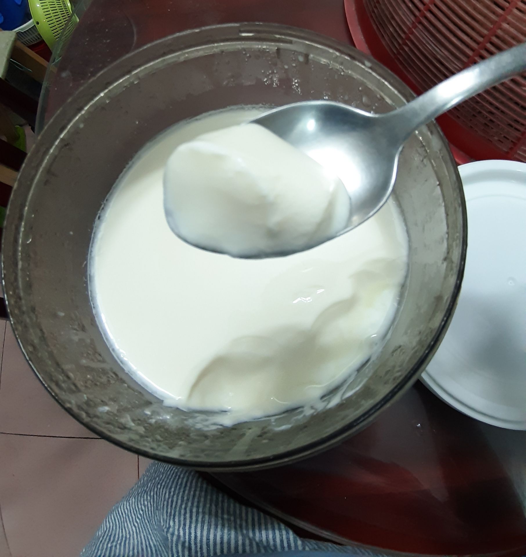 có máy đỡ phải ủ、thao tác đơn giản、chất lượng sữa chua ra ngon đồng đều. Tuy nhiên máy có chế độ Greek yaourt nên hích hợp cho ai muốn làm sữa chua Hy Lạp hơn. Khi mình muốn làm plain yogurt thì lại ko đông lắm、vẫn lợn cợn ko đều、thể nên muốn làm "sữa chua úp ngược" trong truyền thuyết là ko thể. Mình thêm sữa đặc để sữa chua Hy Lạp đỡ ngán hơn、nước tách từ sữa chua vẫn uống được và có thể rửa mặt. Về chức năng muối dưa、ủ rượu thì mình chưa thử. có máy đỡ phải ủ、thao tác đơn giản、chất lượng sữa chua ra ngon đồng đều. Tuy nhiên máy có chế độ Greek yaourt nên hích hợp cho ai muốn làm sữa chua Hy Lạp hơn. Khi mình muốn làm plain yogurt thì lại ko đông lắm、vẫn lợn cợn ko đều、thể nên muốn làm "sữa chua úp ngược" trong truyền thuyết là ko thể. Mình thêm sữa đặc để sữa chua Hy Lạp đỡ ngán hơn、nước tách từ sữa chua vẫn uống được và có thể rửa mặt. Về chức năng muối dưa、ủ rượu thì mình chưa thử.