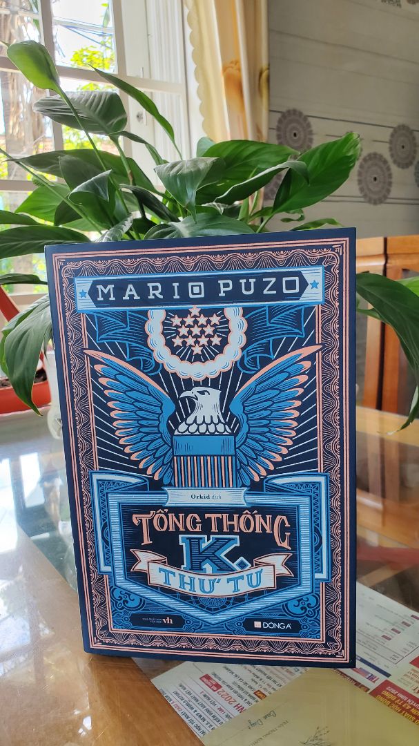 Sách thiết kế bìa quá đẹp ! Tuy nhiên khoảng canh lề quá lớn nên sách dày.Nội dung chưa đọc nên chưa nhận xét. Sách của tác giả Mario Puzo thì quá nổi tiếng với tác phẩm Bố già.Mua lúc sale mạnh nên rất ok !