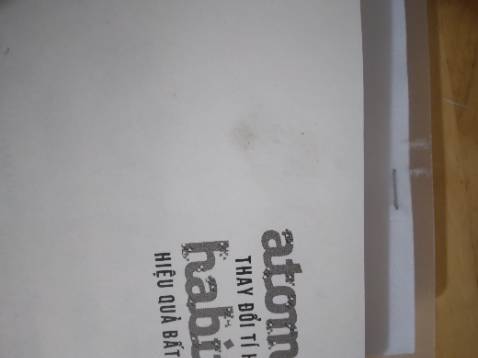 Dắt t như *** =))). Sách cũ bọc nilon qua là thành mới à? Bóc seal ra thấy rõ vết bẩn in dấu vân tay. Markbook ở gần giữa quyển. Trò đùa à