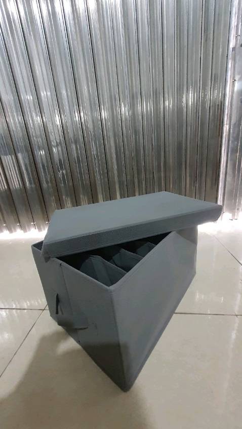 Hộp đựng rất đẹp, hơn cả trong hình, màu sắc trẻ trung, sang trọng, chất liệu dày dặn, đường may đẹp và nét, k bị lỗi, mình ứng ý lắm. Ủng hộ shop cả 2 tay lun. Yêu shop!!!!🥰🥰🥰
Chất vải sang trọng, nhưng lại rất trẻ trung, xứng đáng mua về lưu trữ, tuy nhiên moi người ko nên để dính bản vào nó sẽ khó giặt hay thay thế, vì vải không dệt và cốt bìa giấy nén nên là khi ngấm nước nó bở ra. Nói chung nên để trong tủ đồ, và xếp quần áo lấy ra dễ dàng!