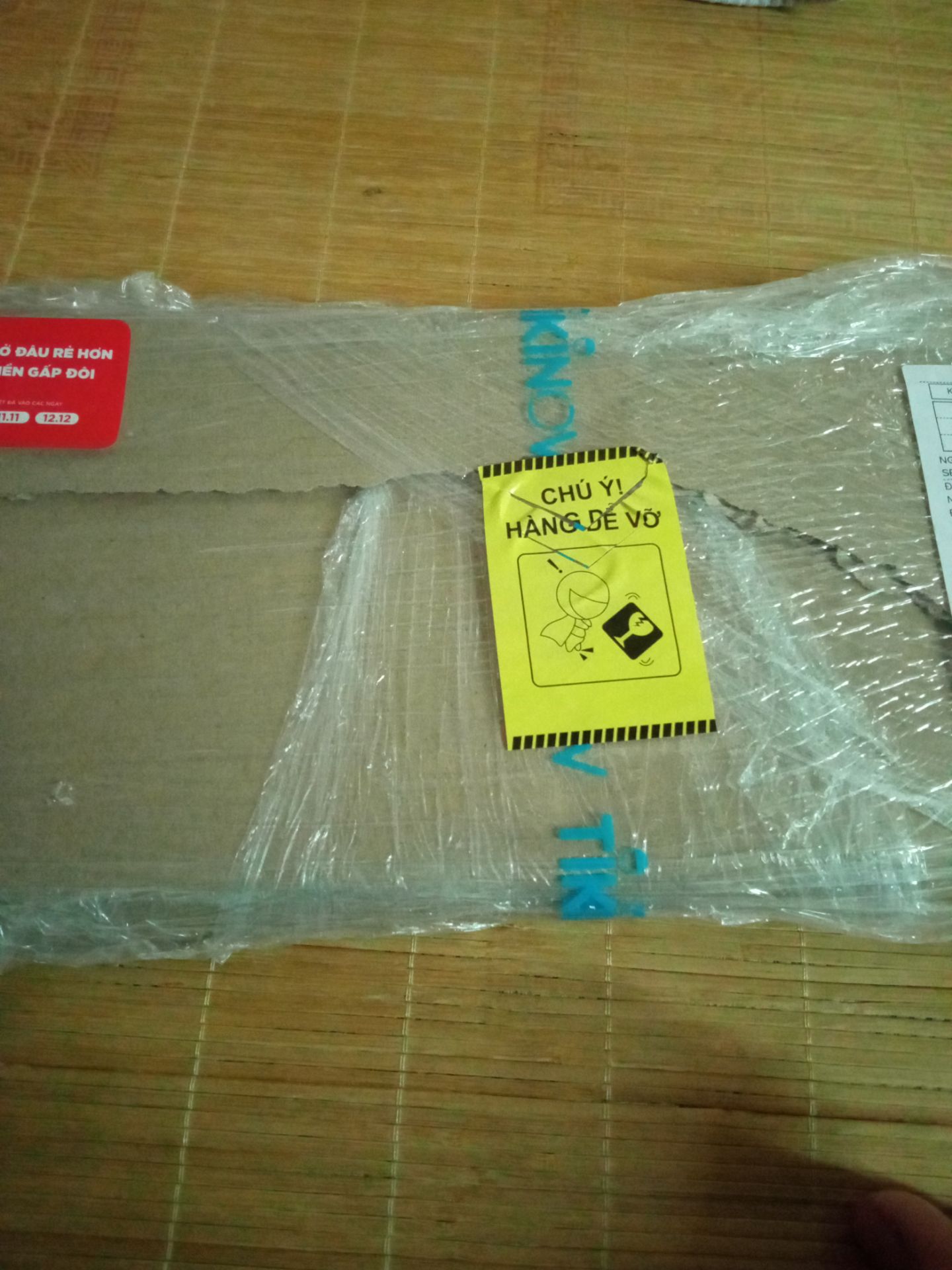 chiều hôm trước đặt hàng mà đến trưa hôm sau em đã nhận được hàng. Giao hàng nhanh bất ngờ. Tuy nhiên nếu đã đóng gói gửi đi xa thì bộ phận đóng hàng nên chú ý bọc nylon cả 2 đầu hộp tránh nước vào sản phẩm thay vì quấn mỗi chính giữa hộp sản phẩm. *** thử thì thấy gõ phím nhẹ và êm. Hy vọng các ký tự trên đó không bay nhanh như cái bàn phím VITRA GK608 em mua chỗ khác