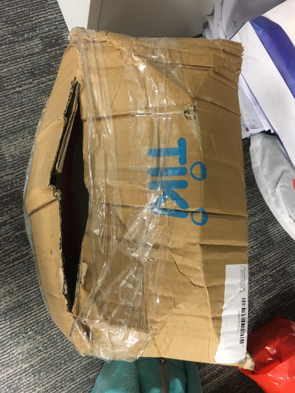 lần đầu tiên thất vọng về việc đóng gói vào giao hàng của Tiki, nhân viên Tiki giao cho mình thùng hàng móp méo, rách và dán lại nhìn rất khủng khiếp, mình có thắc mắc thì được nhân viên phản hồi là do bịch gạo xê xích thôi chứ không ảnh hường gì. Nhưng mình toàn mua gạo trên Tiki và chưa lần nào bị tình trạng như thế. Tưởng chỉ là vỏ bên ngoài thôi thì khi mở ra bịch gạo bị lủng và rơi *** rất nhiều. Rất hay mua hàng của Tiki nhưng rất tiền lần này phải cho Tiki 1 sao thôi, quá thất vọng.