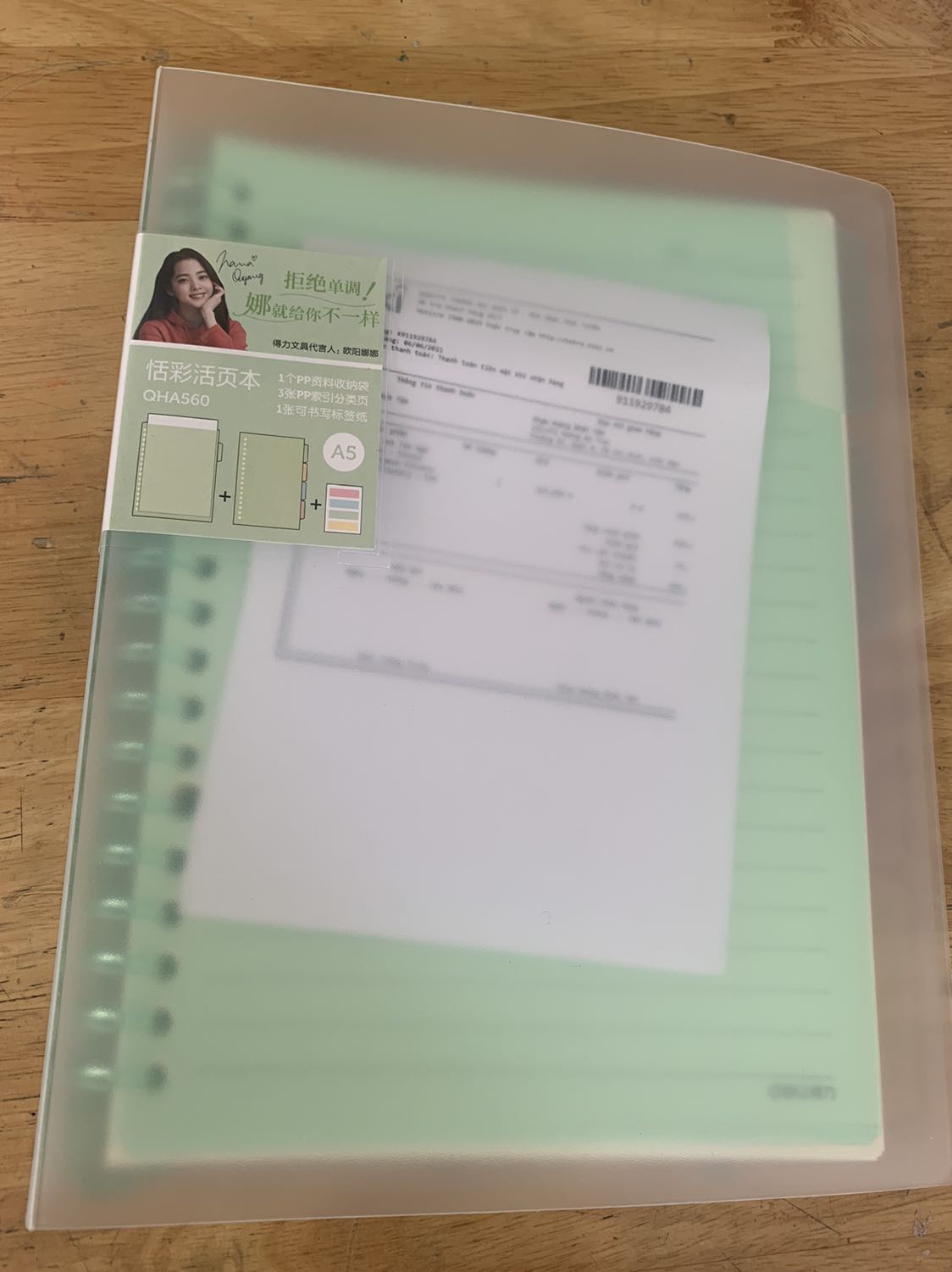 Sổ xinh cực, giấy mềm với thấm mực tốt lắm nha. Còng làm bằng nhựa nên tháo lắp dễ không bị đau tay, bìa cứng xịn miễn chê luôn