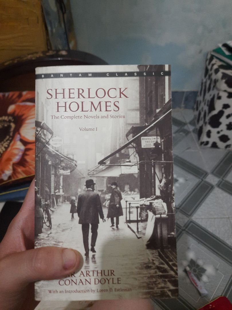 sách rất dày, khổ nhỏ cơ bản như nhiều kiểu sách ngoại văn nhập về từ nc ngoài. nhưng mình rất thích kiểu nhỏ này, thuận tiện cầm khi di chuyển hơn, sách nhiều trang mà mỏng thì khổ lại khá lớn.