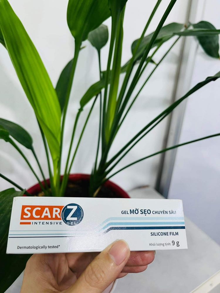 Hàng giao nhanh cực kì nha. Một tuýp kem be bé thôi cơ mà cũng đóng gói trong cái hộp carton đàng hoàng luôn. Mình thì bị sẹo do văng dầu chiên, giờ phỏng thì hết rồi mà có cái cái sẹo, da cũng bị thâm chỗ phỏng nũa. Mới bôi được 1 2 lần gì à thì thấy kem mịn, mướt, cũng thơm nữa. Mong là hết một hộp này là da đẹp lại ^^