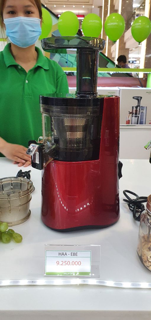 bã hay bị tắc khó ra, nếu ép rau má và ép thơm thì rất khó khăn, ép cà rốt thì bã không kiệt lắm và bị đọng bã ở cối xay rất nhiều bã hay bị tắc khó ra, nếu ép rau má và ép thơm thì rất khó khăn, ép cà rốt thì bã không kiệt lắm và bị đọng bã ở cối xay rất nhiều