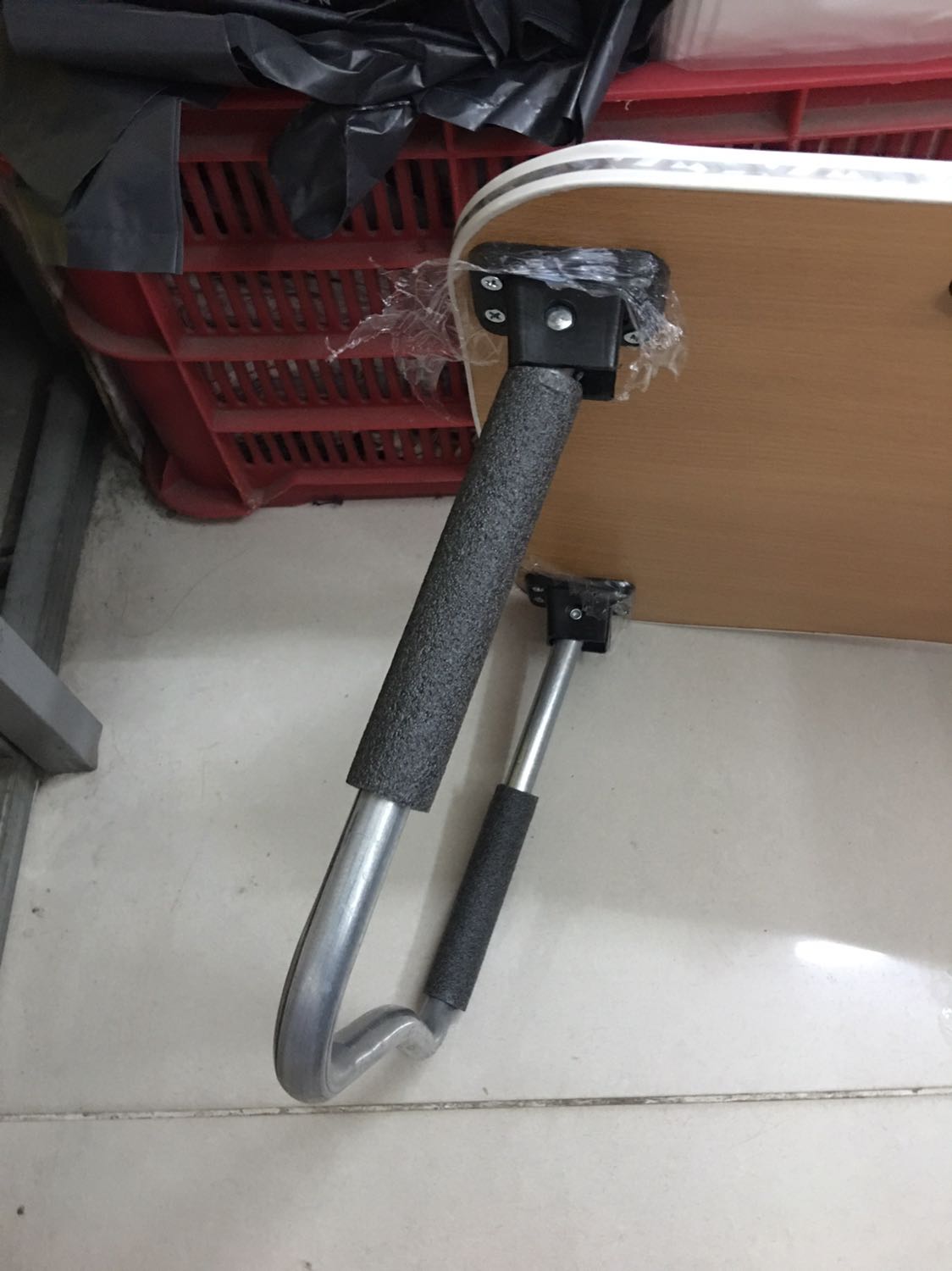 Chất lượng không như mong muốn. Trước mua offline 1 chiếc 90k mà đẹp và tốt hơn.
Bàn này cảm giác yếu, không để được đồ nặng. Miếng chân bàn bằng xốp chứ ko phải cao su như hình, bị rách 1 bên. Chân bàn bằng sắt để trơ chứ không phải sơn màu như trong hình