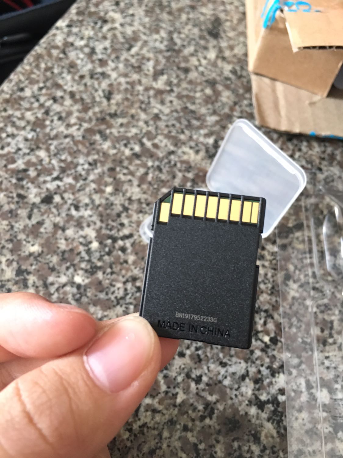 Thẻ mới nguyên, thử dùng thì ok, k thấy dán tem bảo hành