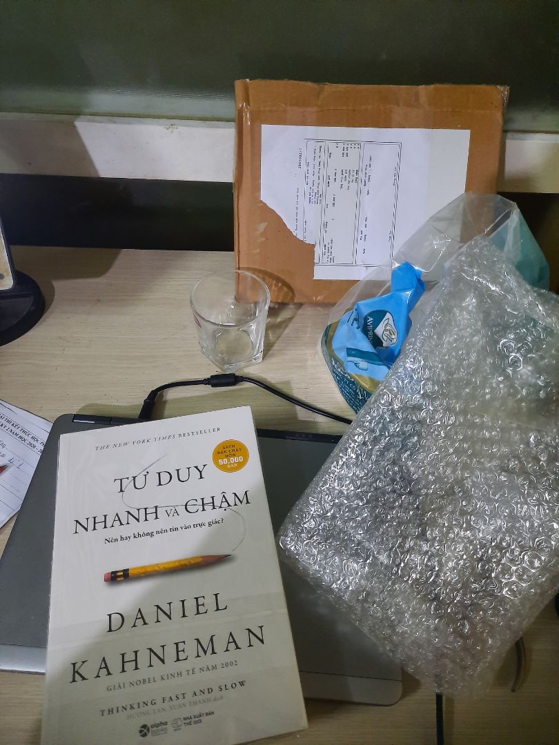 Shop bọc siêu kỹ luôn. 10 điểm dịch vụ. sách có hơi nhăn và bụi 1 chút nhưng không sao. Sách được bọc đến 2 lớp lận. Khuyến khích mọi người nên mua nhé. Chất lượng sách thì đảm bảo rồi.