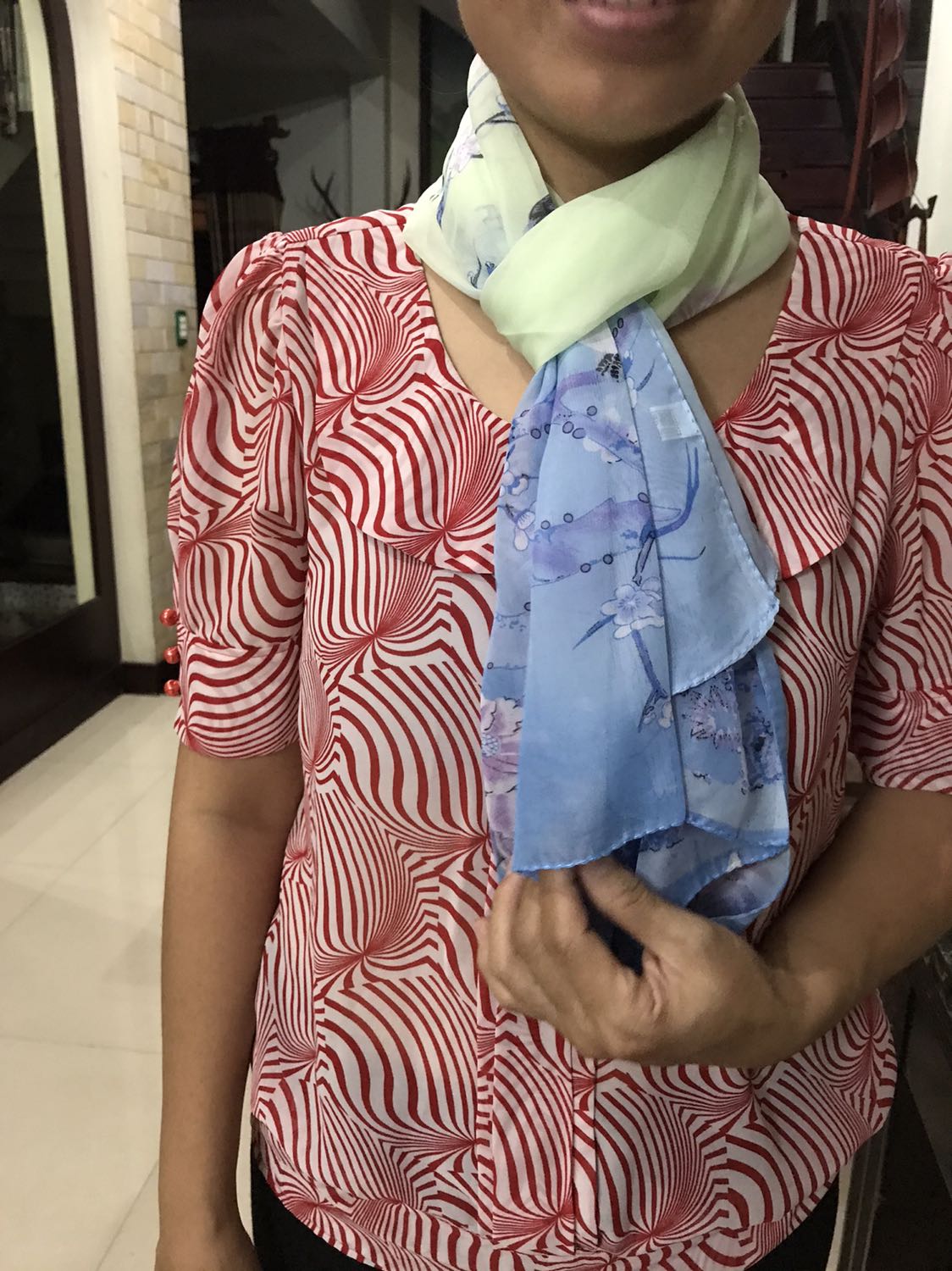 Giao hàng nhanh. Màu sắc khăn nhã nhặn. Nhưng chất liệu khăn vẫn có độ hơi cứng. Chắc do chưa giặt nên còn hồ. Dù sao vẫn okie nên đánh giá 5*