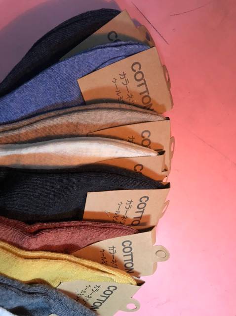 Set 10 đôi tất thoải mái đi cả vụ luôn.
Cổ ngắn m đi qua mắt cá chân 1 tí thôi. Rất ưng vì ngắn đi cho nhanh dễ đi, tháo ra cũng nhanh.