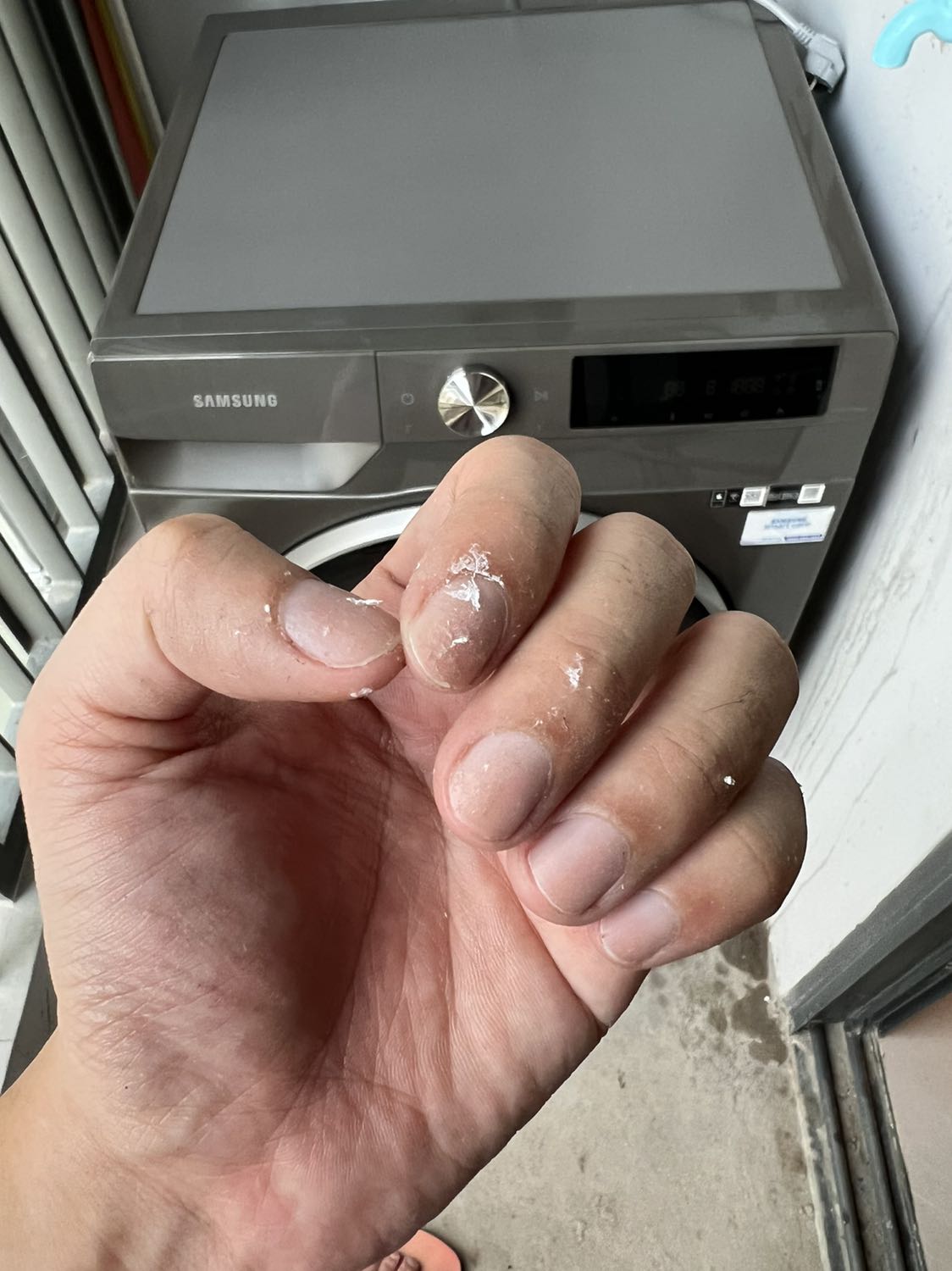 Máy thiết kế đẹp, smart, giặt sạch, êm... Nhưng, làm ra được cái máy giặt xịn vậy mà sao không quan tâm đến trải nghiệm người dùng???
Tôi đã mất hơn 1h, dùng xăng Nhật tẩy mới ra cái miếng giấy xấu xí này. Nó dính còn hơn nyc...
Bạn 1 sao vì bạn xứng đáng 🙂