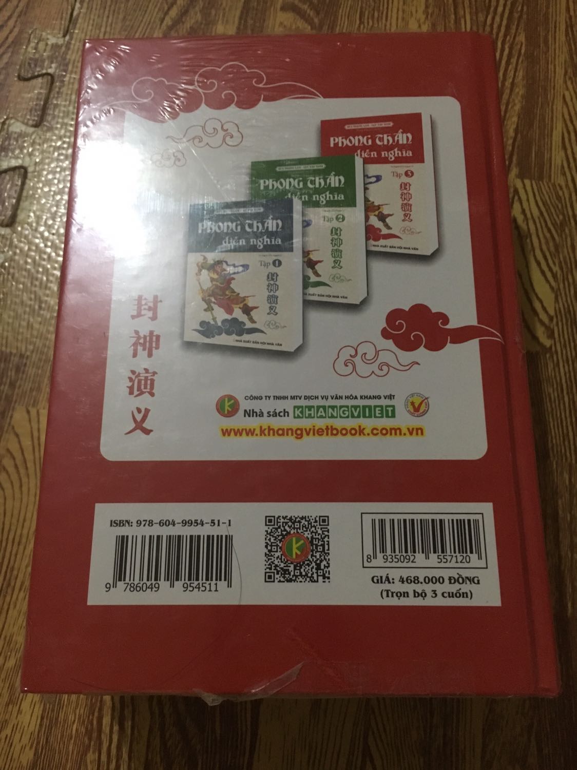 Bìa cứng,giấy đẹp tuy hơi mỏng chút nhìn thấy mặt kia mờ mờ nhưng ok,3cuốn nhìn mỏng hơn so với mình nghĩ,chia nhỏ bộ nên dễ cầm  đọc,mua đc giá sale còn 150k nên quá là ưng. Sách của khangvietbook nên có vẻ mất thời gian qua các khâu trung gian của tiki hơn so với tikitrading để giao hàng tới tay mình(gấp đôi thời gian),sách mới nhưng cũng vỡ seal vài ba chỗ,có 1 cuốn bị tróc cạnh góc,nhưng nhìn chung sách vẫn ngon lành,giá đẹp,tks!