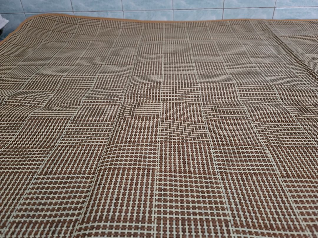 Chiếu mỏng, nhưng chắc chắn, trải trên nệm nằm mát, chỉ cần bật quạt thôi là ổn rồi, k cần phải mở máy lạnh đâu, mùa hè nằm giảm nhiệt thấy rõ, chứ nằm nệm thì cháy cả lưng. Cảm ơn ship vì 1 sản phẩm chất lượng, sẽ còn ủng hộ shop trong những lần sau