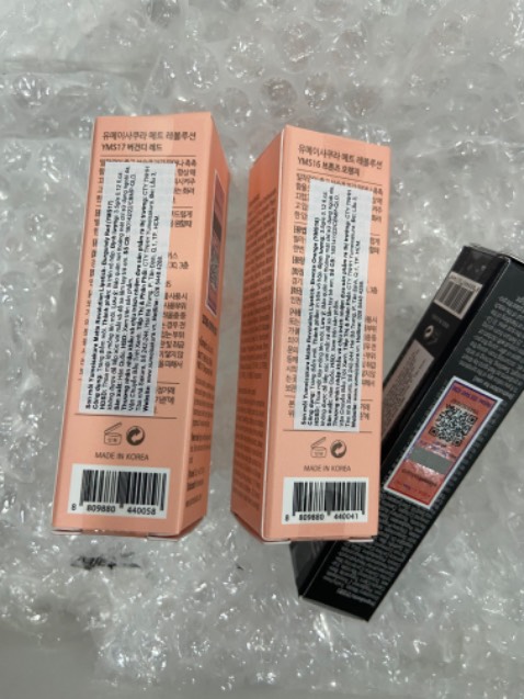 Đóng gói kỹ dữ dị trời, mở ra hụt hơi luôn á. Son mướt mịn tưởng đang cài highend ko á mấy bà. Nên mua nha